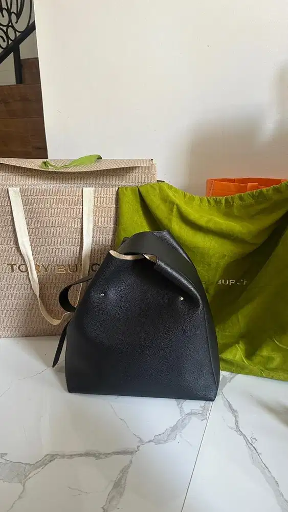 Tory Burch Romy Pebbled Hobo black