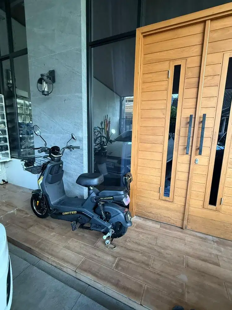 Sepeda Listrik United Salvador SE Hitam