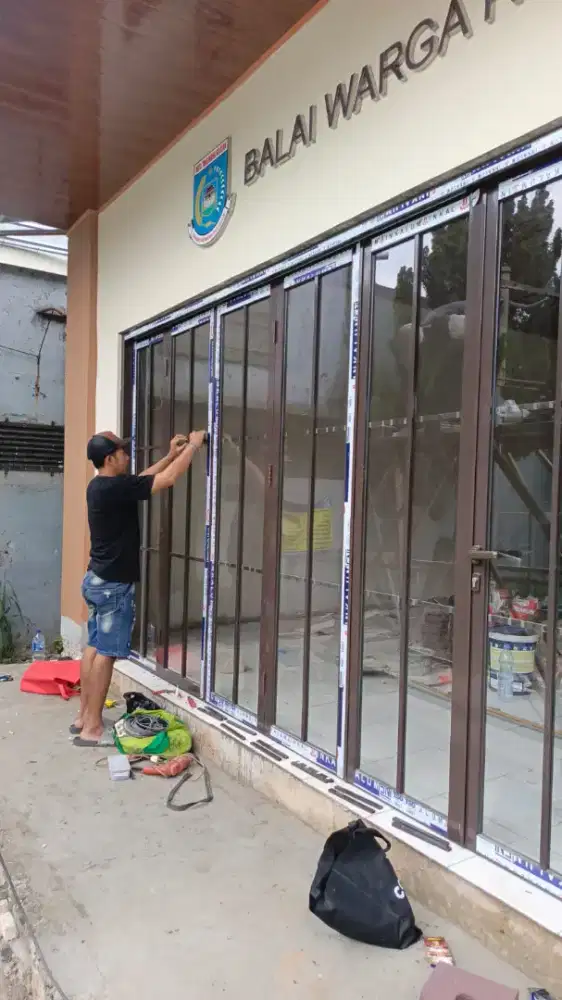 Pemasangan partisi kaca