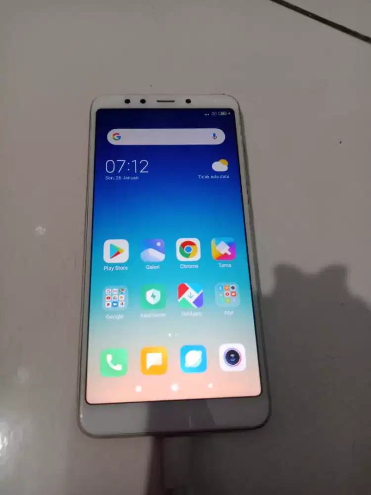Hp Redmi 5,Ram 2/16,android 8.1,hp saja,kondisi normal siap pakai.