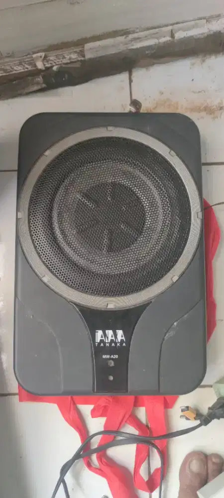 Subwofer kolong mobil