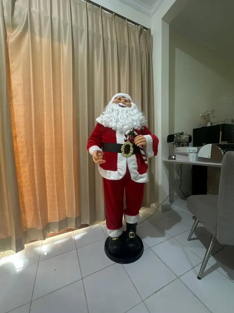 Dancing & singing santa