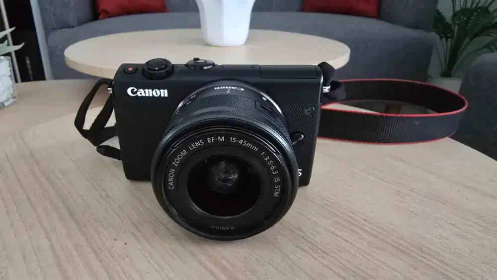 Canon camera E0S M100