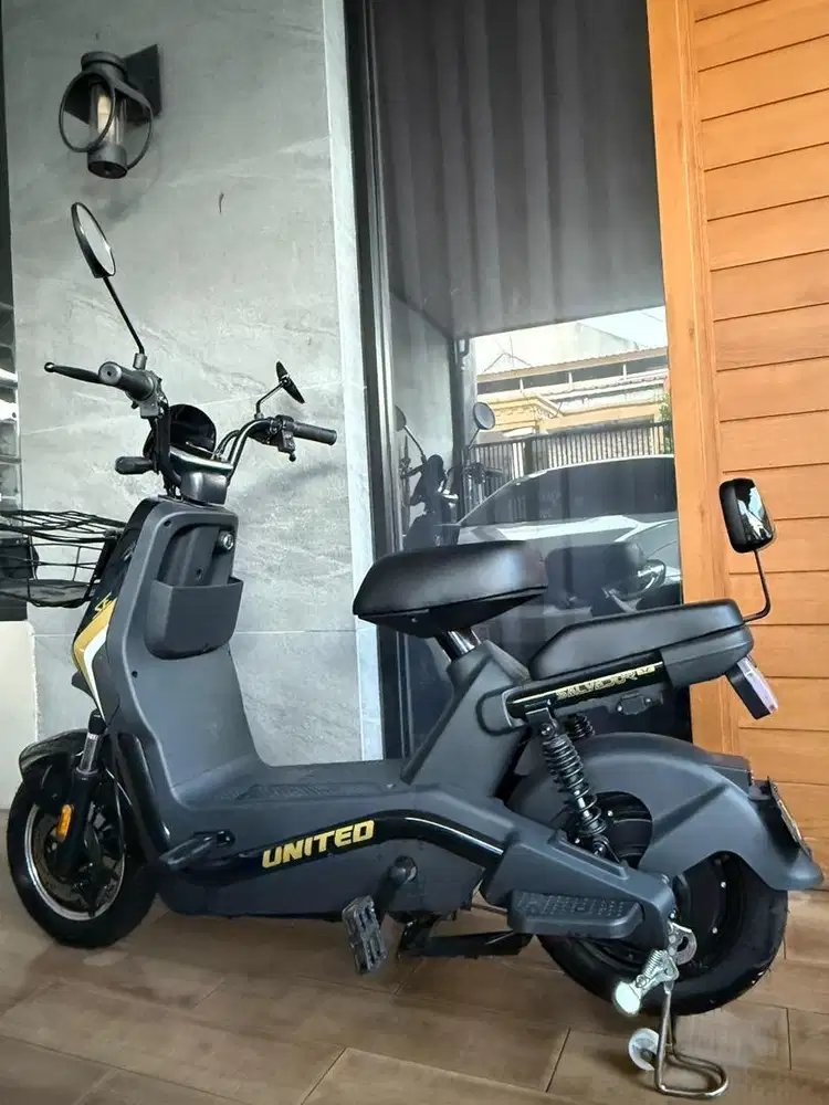 Sepeda listrik merk United