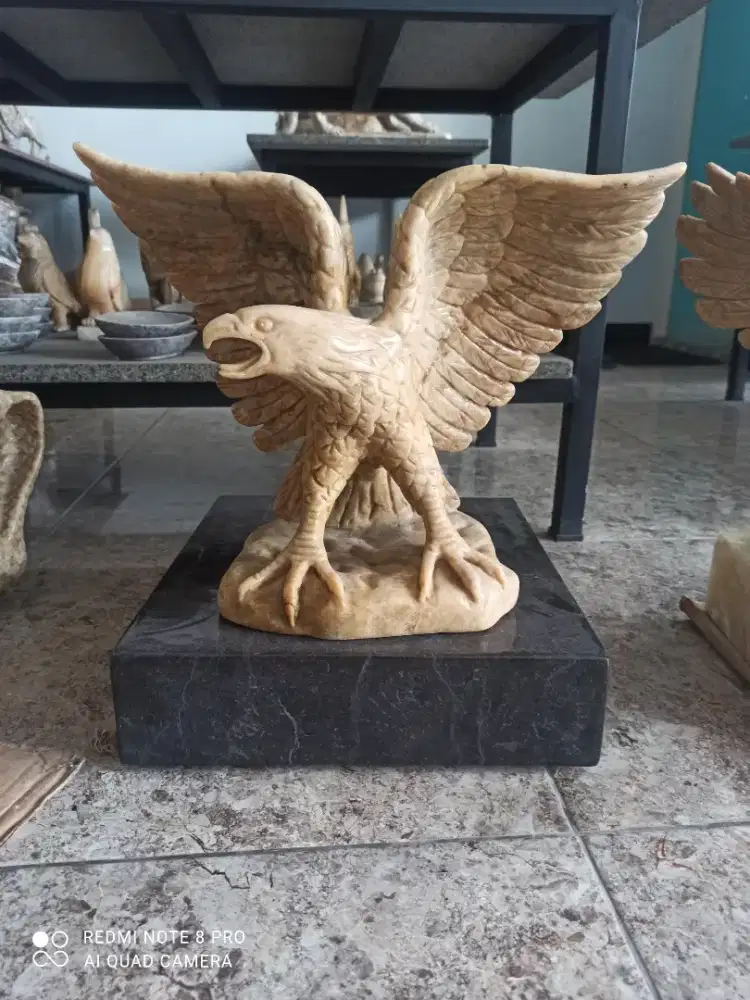 Kerajinan patung rajawali batu onik