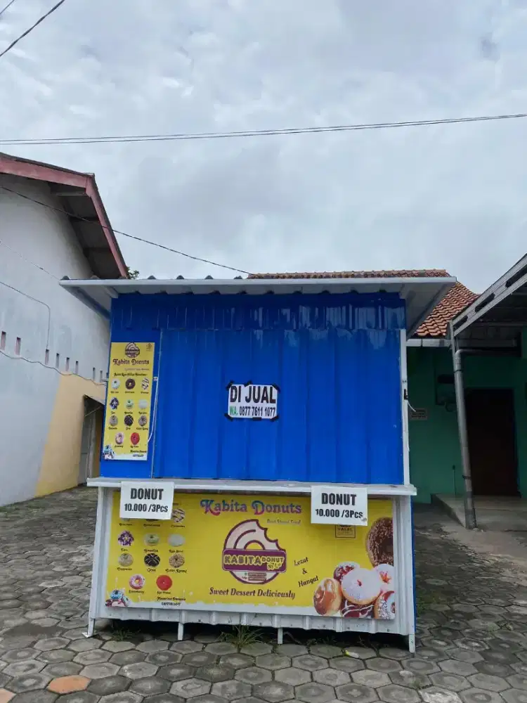 Semi kontainer warna biru