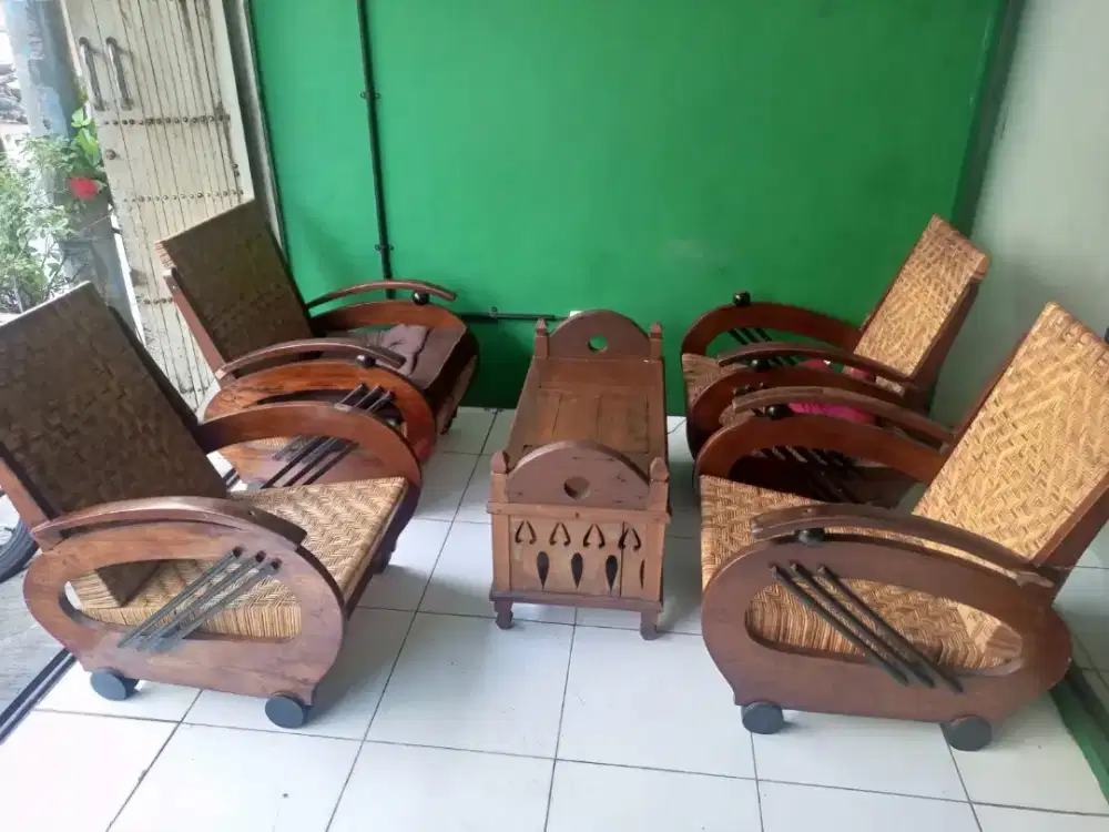 Kursi sedan jati kuno