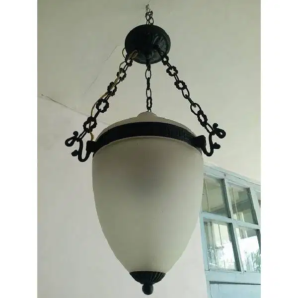 Lampu gantung vintage Astrolop terbuat dari bahan Milkyglass