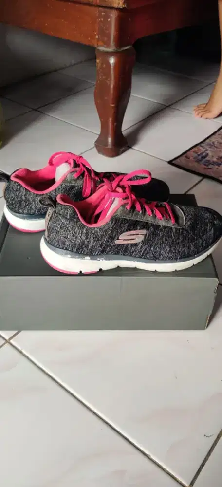 SEPATU PRELOVED RUNNING SKECHERS FLEX SHOE WOMEN GREY PINK SIZE 37