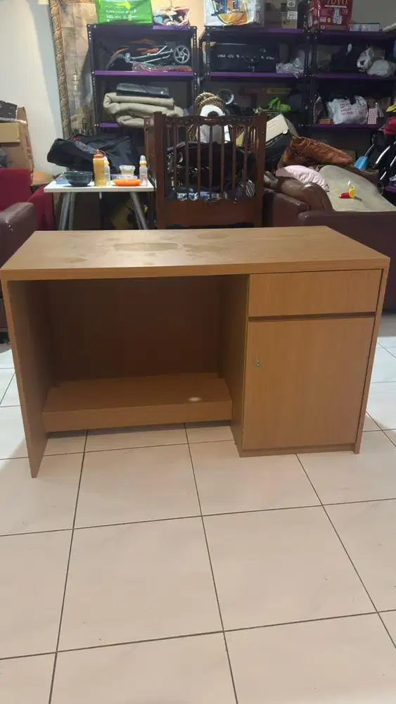 Meja Kantor Kayu Elegan 120x60 – Kondisi Seperti Baru!