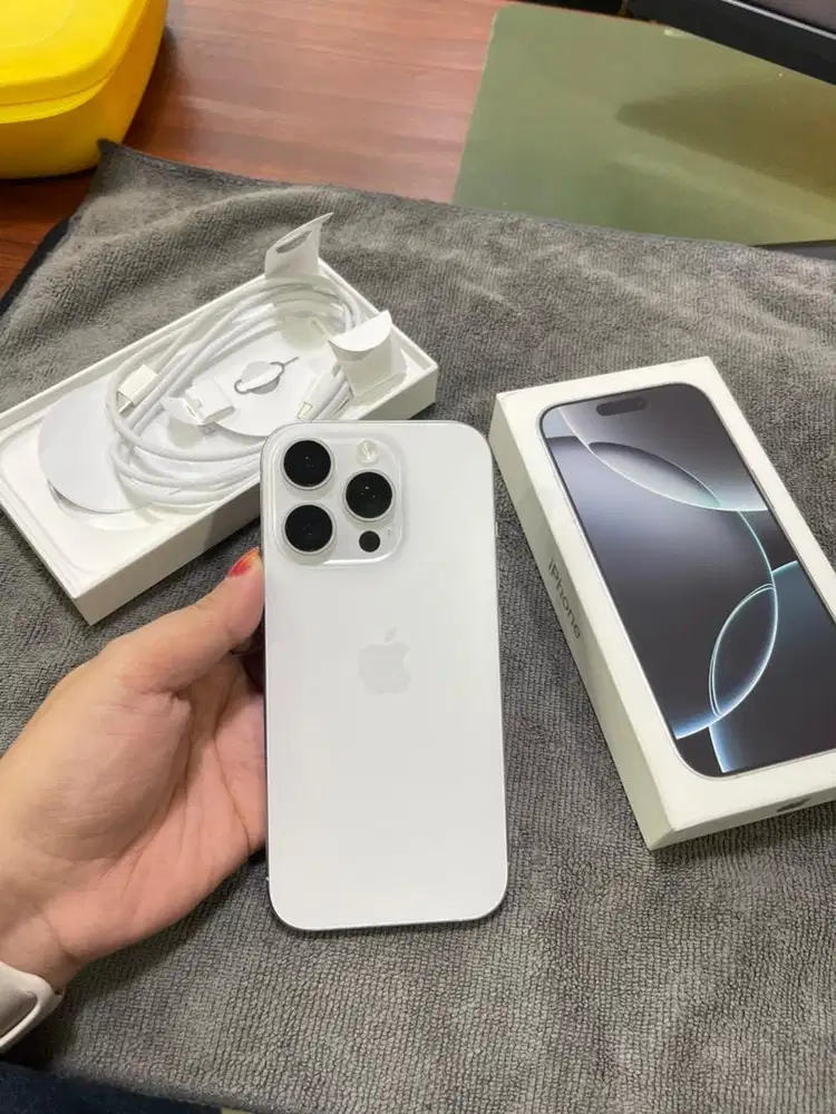 Iphone 16pro 128 White Like New Ibox on 26/Oktober/2026 fullset mulus