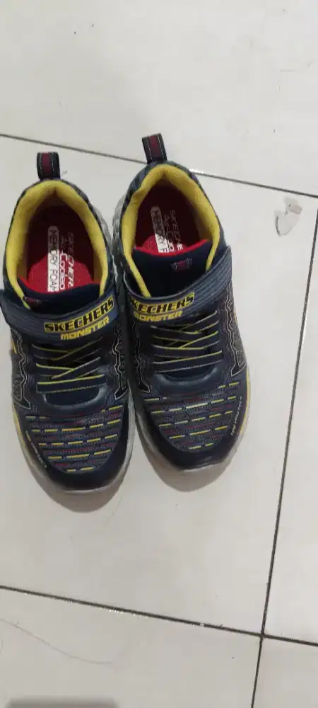 Sepatu anak bekas skechers monster