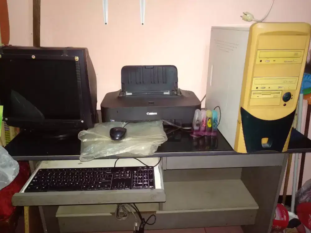 Dijual 1 Set Meja Komputer Lengkap dgn Kaca Anti Radiasi