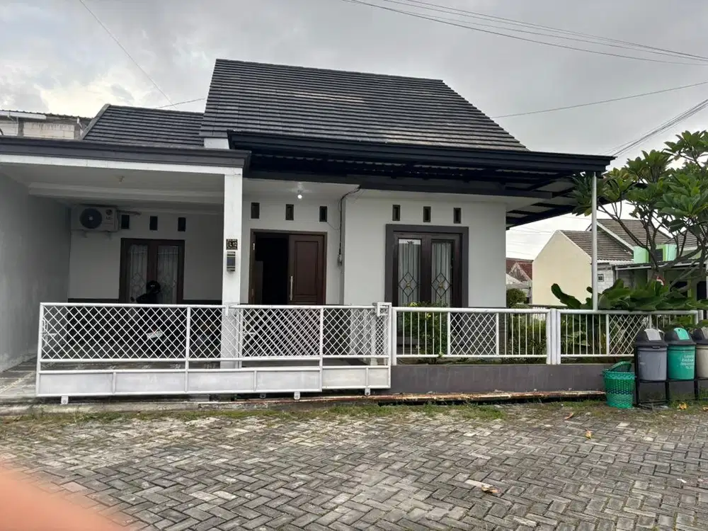 Rumah Minimalis Tengah Kota Demak