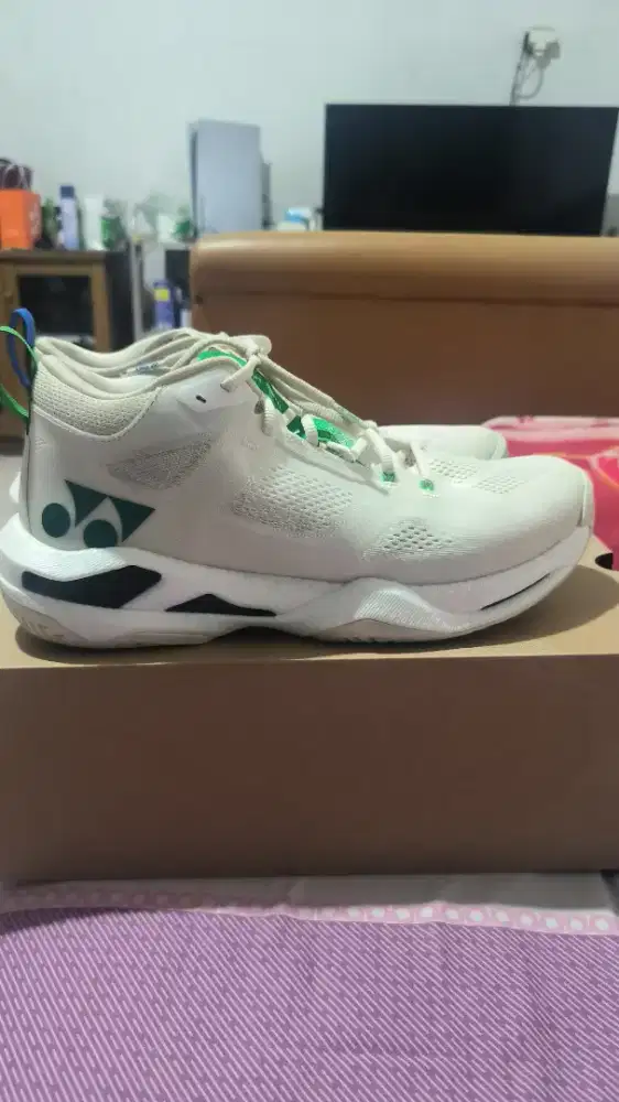 Sepatu Badminton / Tennis Yonex Power Cushion Graphite Throttle UK 43