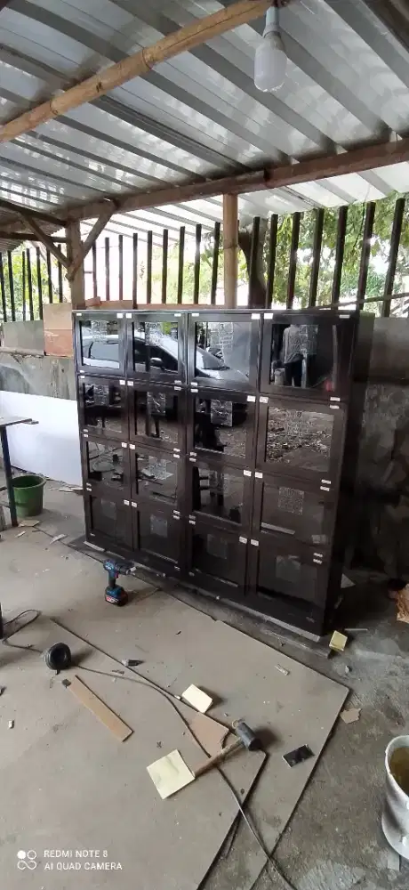 Lemari loker penyimpanan