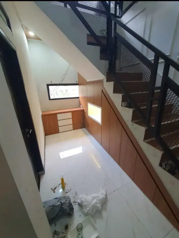 Lemari bawah tangga minimalis