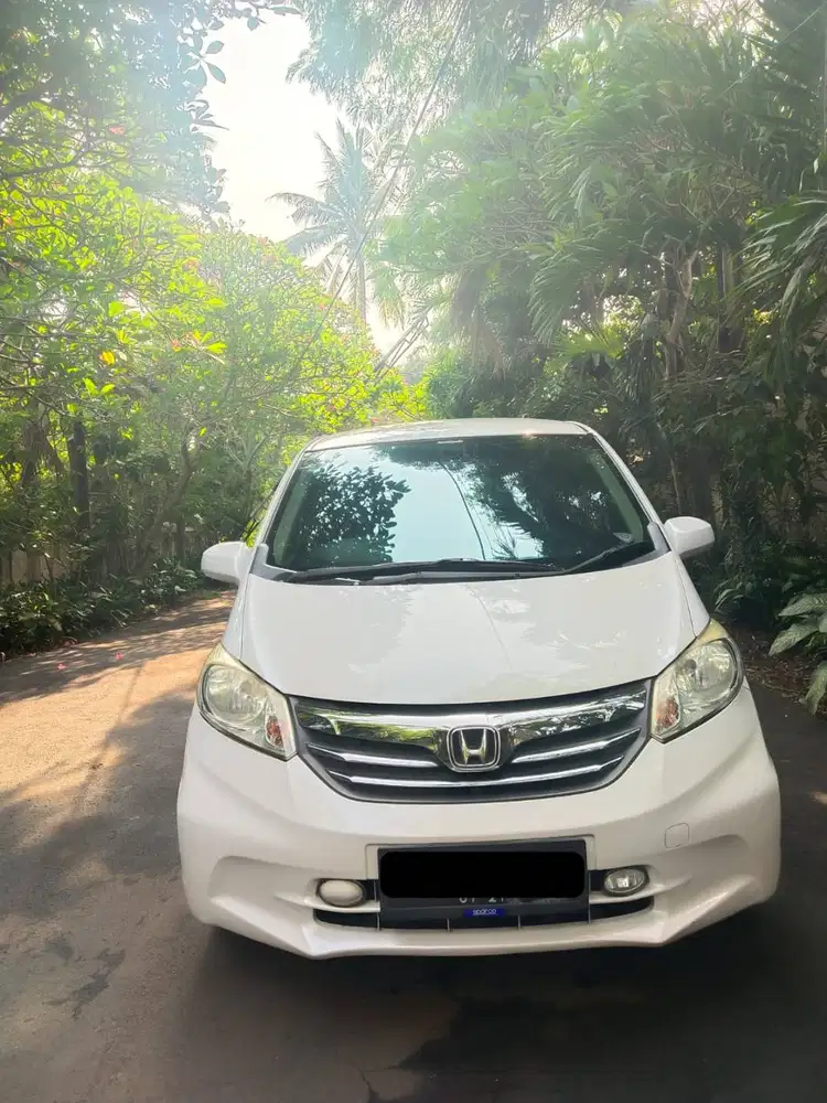 Dijual Mobil Honda Freed Warna Putih Tahun 2012.