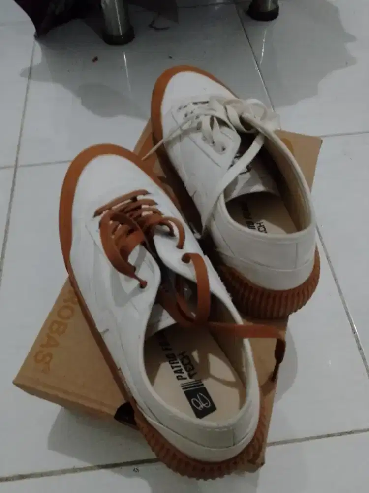 Patrobas equip white low