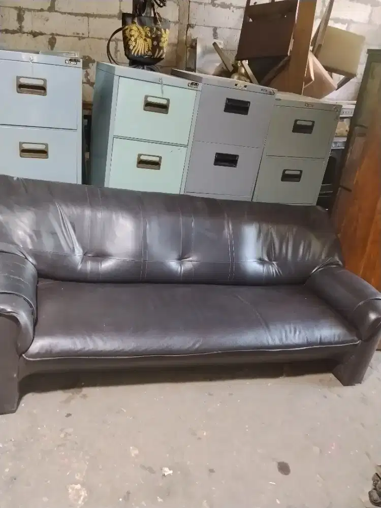 Bangku sofa lengkap berikut dengan mejanya