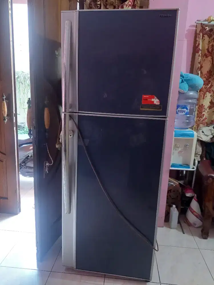 Kulkas jumbo 2 pintu toshiba