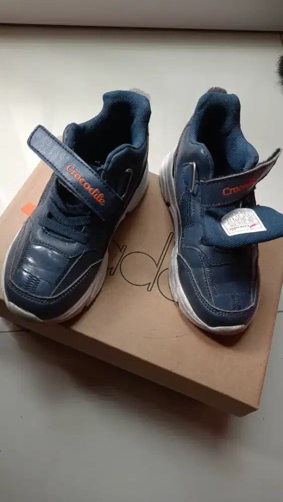 Crocodile Sepatu dan Sandal