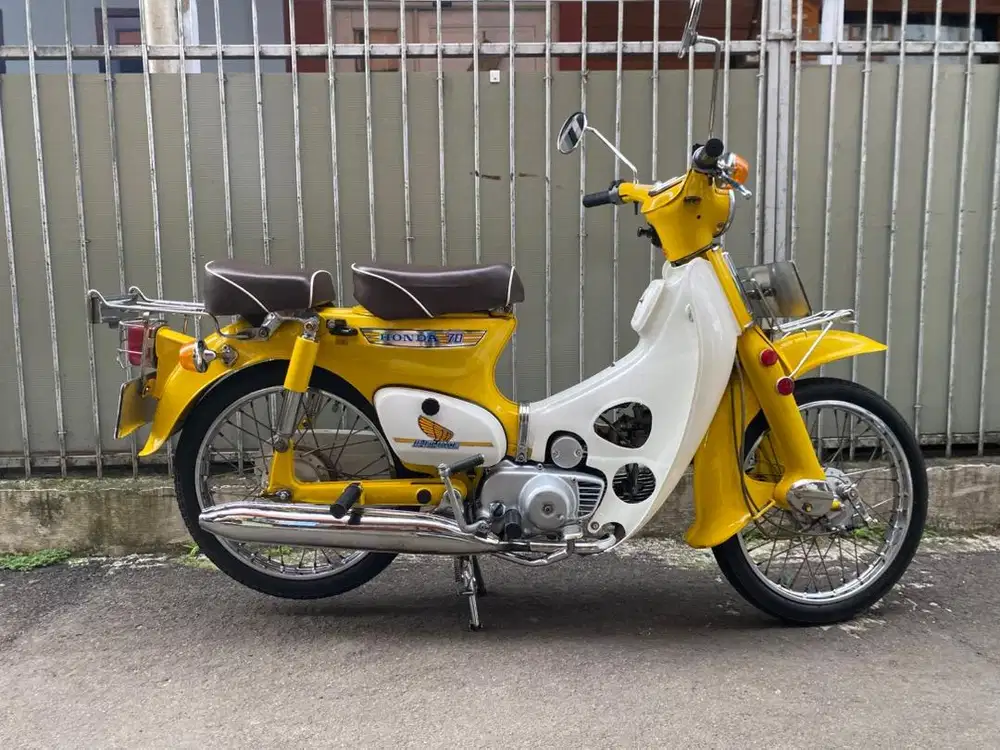 Honda C70 tahun 1979 kuning