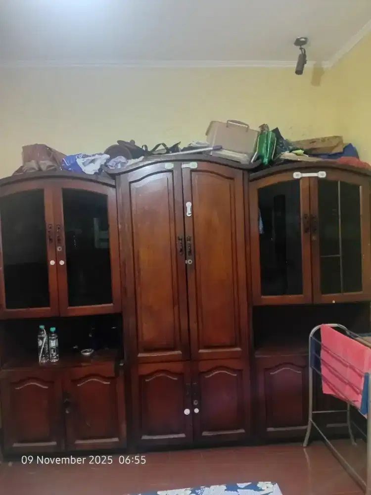 Lemari Pakaian Bekas Kayu Solid Klasik 3 Pintu P: 220cm Display Kaca