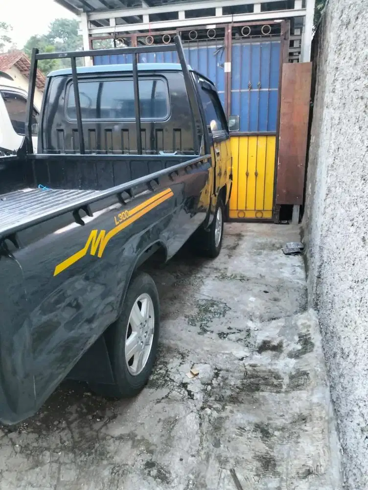 Supir di toko material