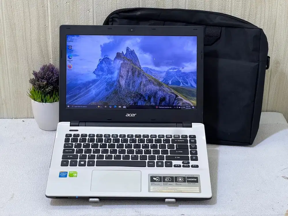 BU Acer Aspire E5-411G Intel Celeron N2840 Ram 4GB Ssd 256GB Mulus