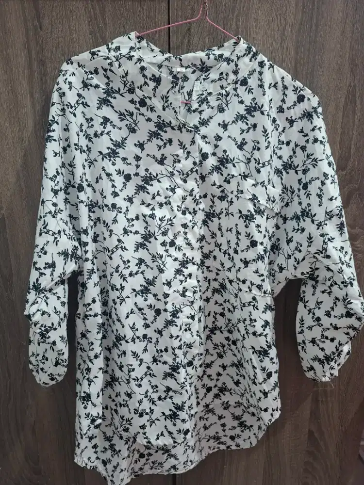 Baju hitam putih bunga