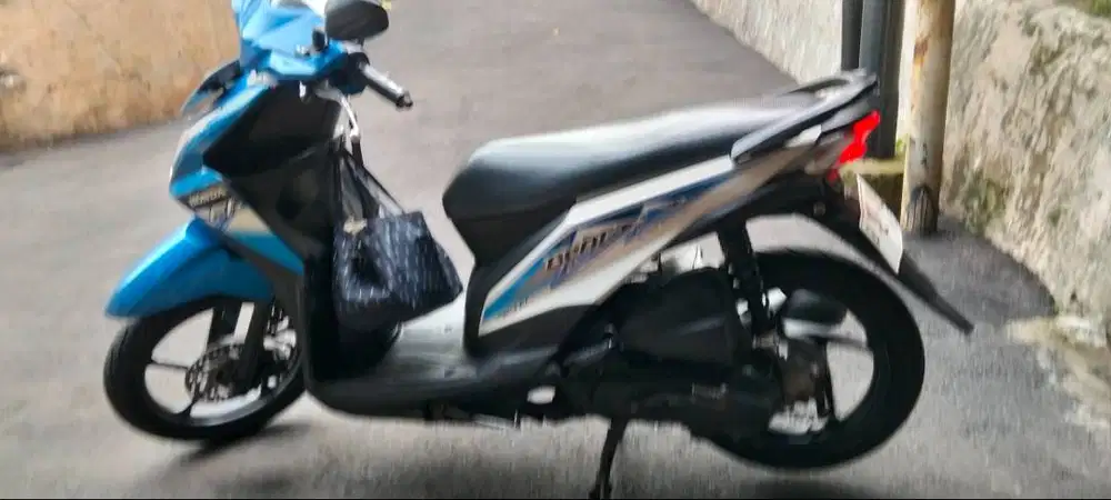 Honda Beat biru putih Tahun 2014