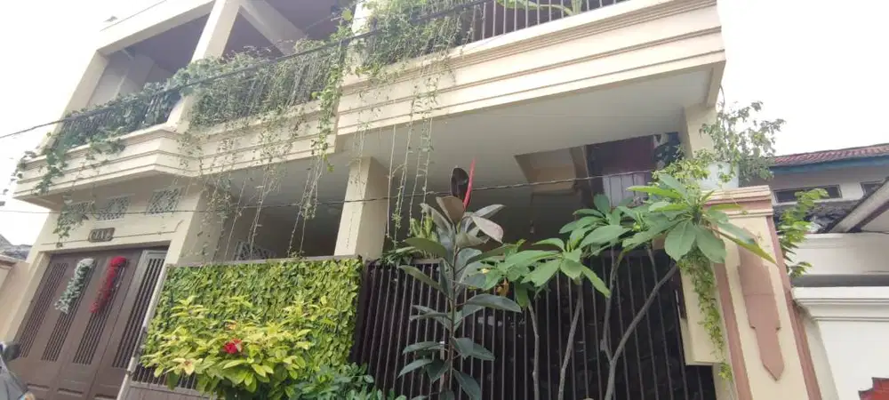 Rumah dua tingkat dekat dengan jalan tol Malang di daerah Sawojajar