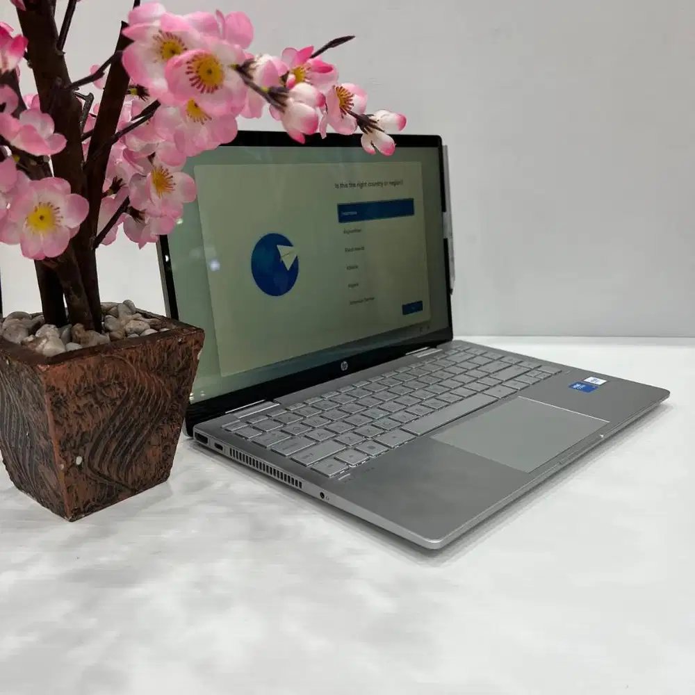 Laptop HP Pavilion x360 14 ek2123TU Core 3-100U 8GB 512GB SSD Touch