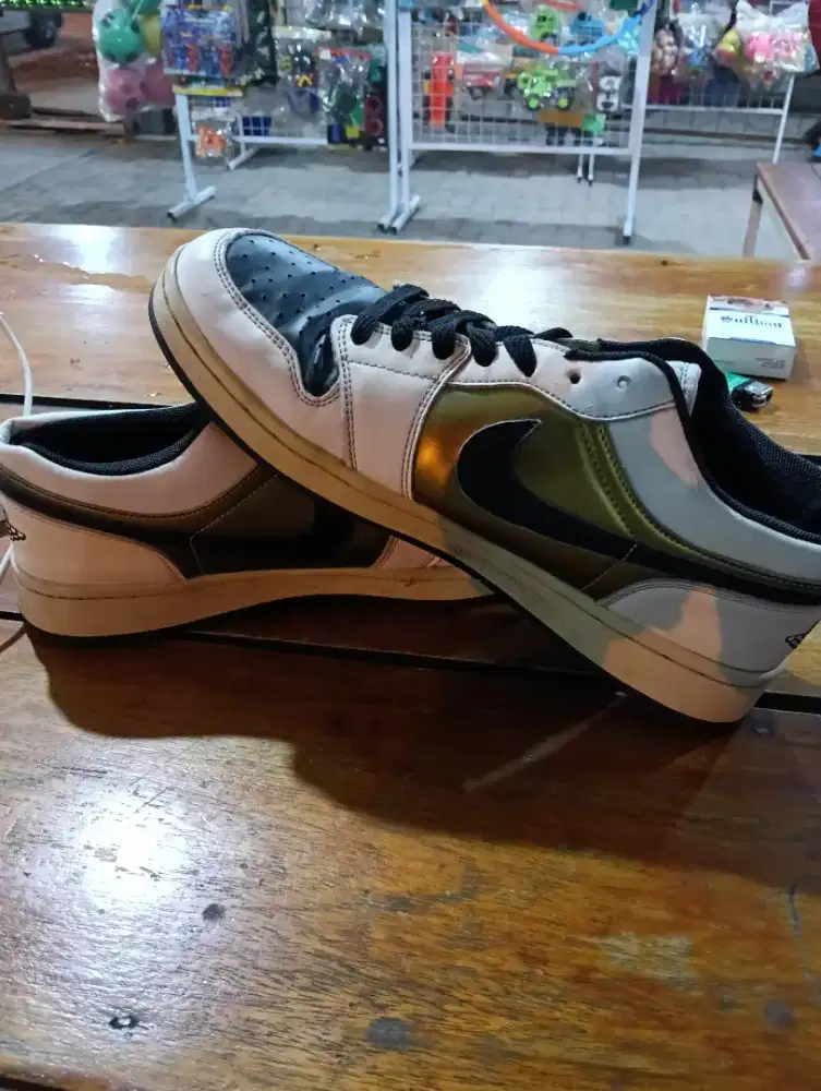 Sepatu Nike Jordan gold