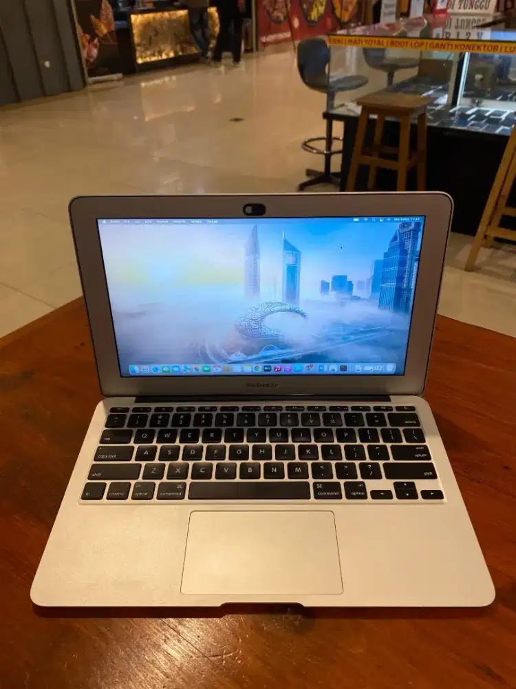 Macbook air 11 inch , early 2015