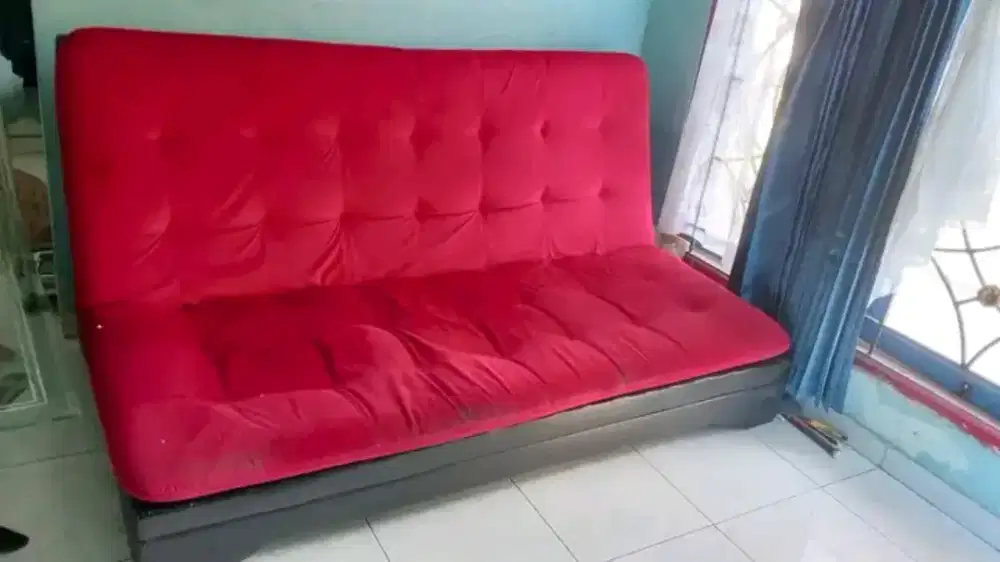 Dijual Sofa bed Merah Bekas
