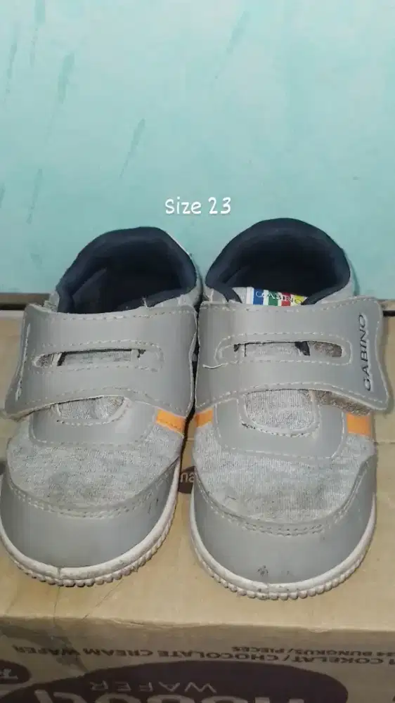 Sepatu anak laki-laki