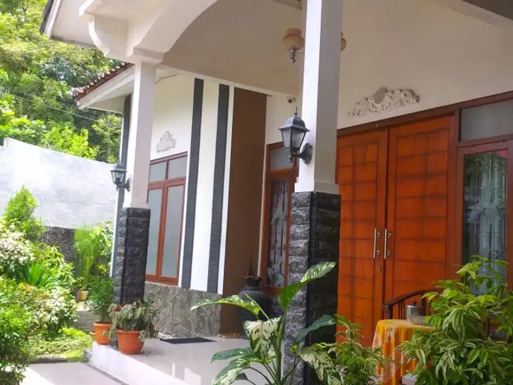 Dijual Rumah strategis dengan garasi luas untuk 3 mobil, dekat pondok pesantren pandanaran, kampus UII