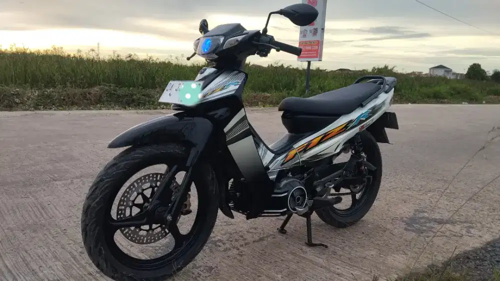 Di jual Santai F1ZR Sporty 2004 Akhir Pakaian Pribadi Atas Nama Ortu