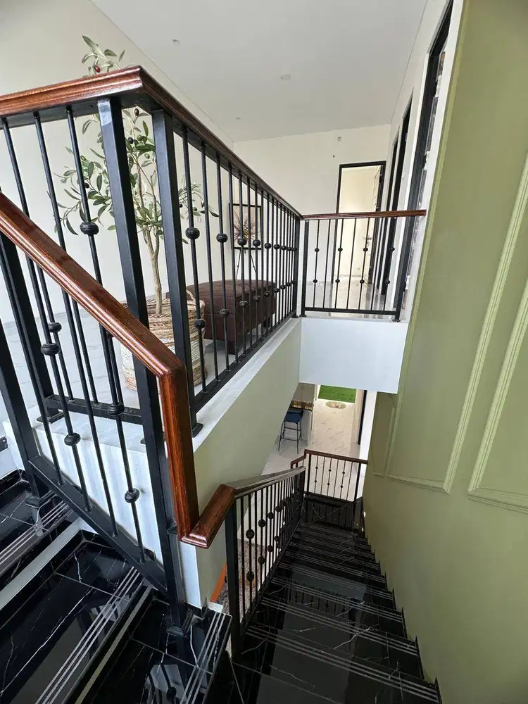 Jual Rumah New Brand  model klasik 5 kamar tidur BSD Nusaloka