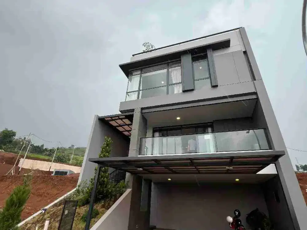 Rumah diatas bukit dengan view danau,lapangan golf dan Kota nya KBP dari area rooftop dan kamar tidur utama sangat cantik