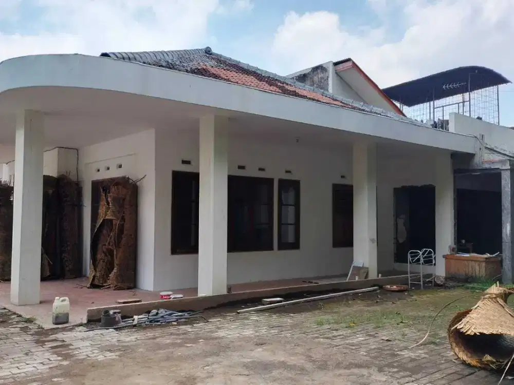 Rumah di dekat IDjen Boulevard di area komersial Malang