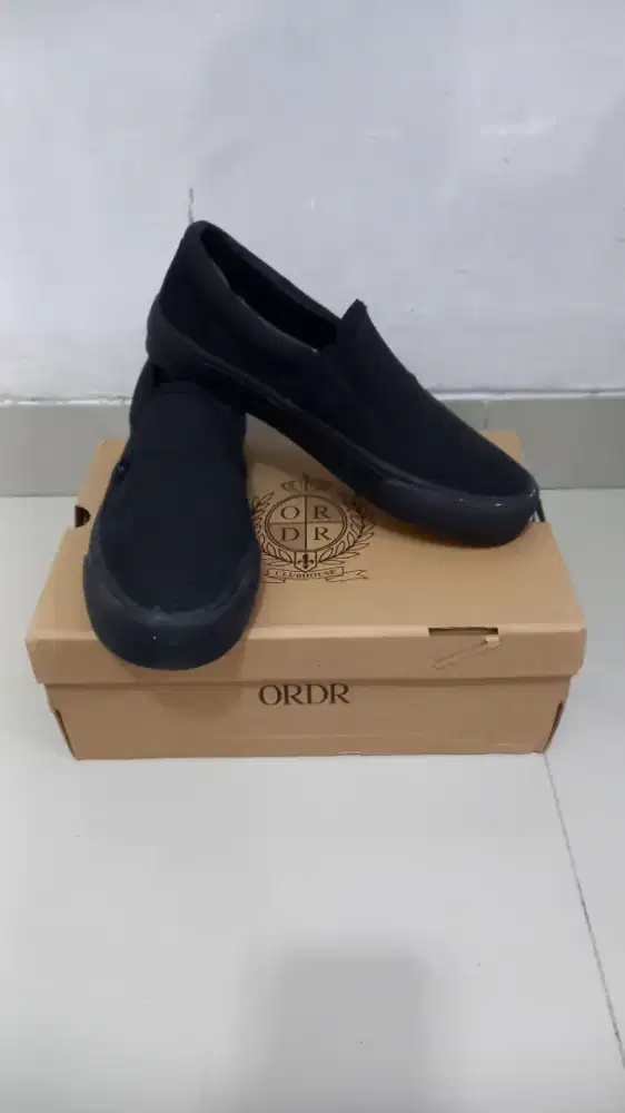 Sepatu slip on ORDR Forma Basic Black