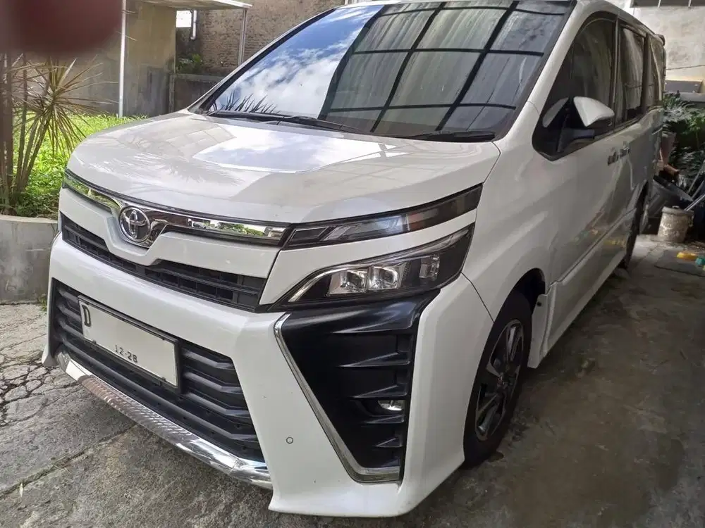 Toyota voxy 2018 bandung