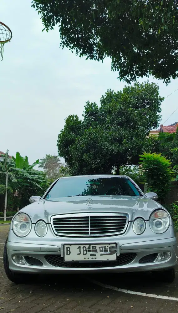 Mercedes-Benz E200 2004 Bensin