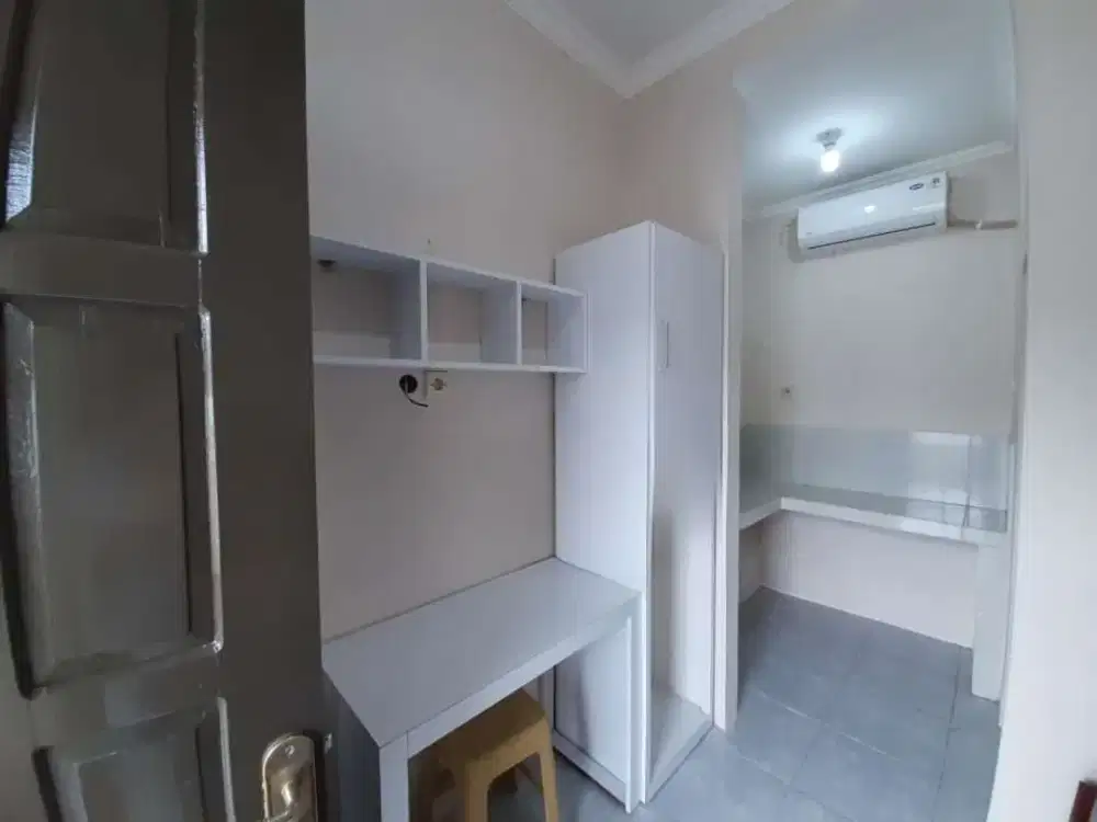 Dijual kost dengan parkiran yang cukup luas