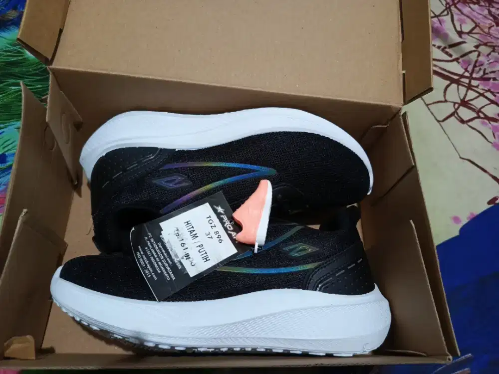 Sepatu sekolah ukuran 37