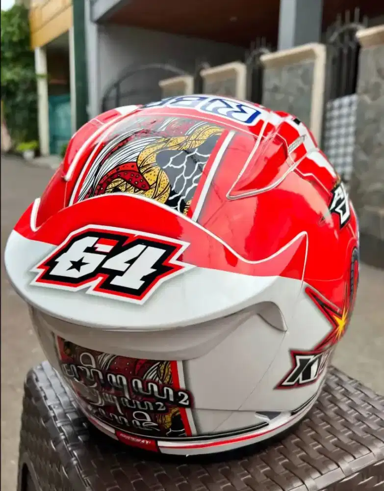 Helm KYT livery Mario Aji 64 ( MOTO 2 ) ada tanda tangan nya. Murah..