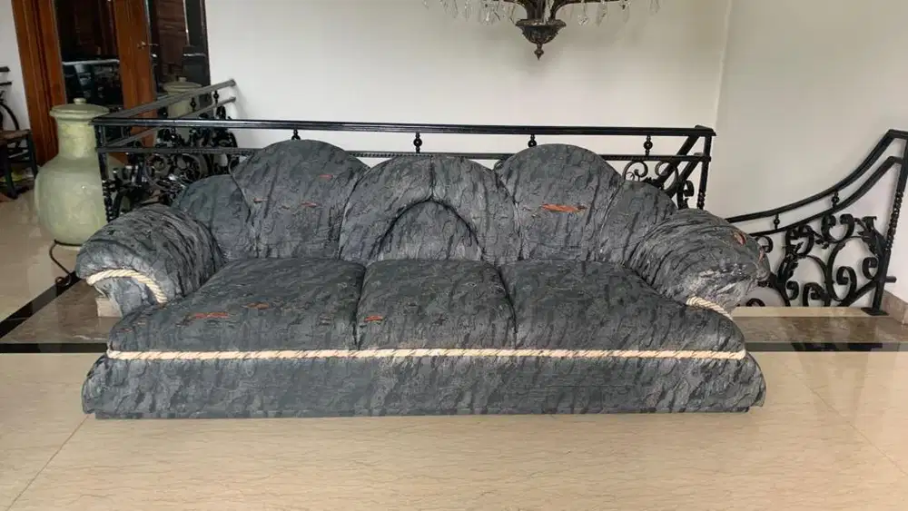 Sofa biru (kondisi seperti di foto)